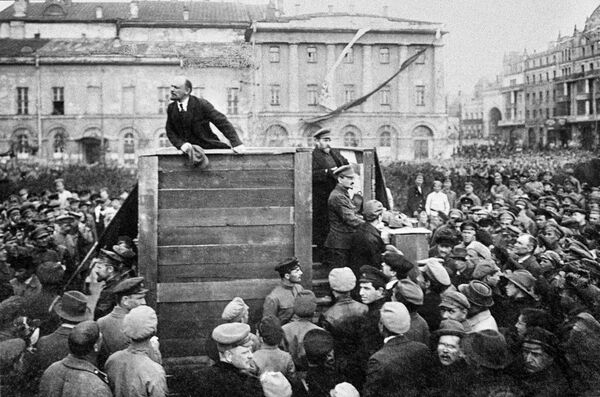 Владимир Ильич Ленин выступает с речью на площади Свердлова (Театральная площадь)