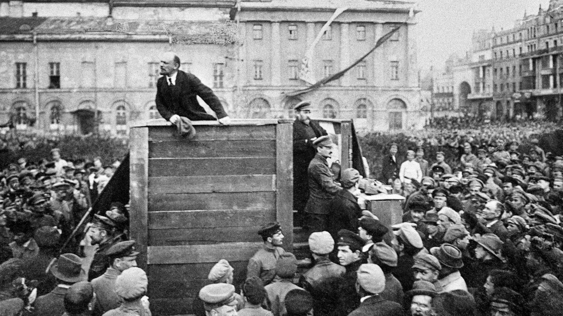 Владимир Ильич Ленин выступает с речью на площади Свердлова (Театральная площадь) - РИА Новости, 1920, 11.12.2022