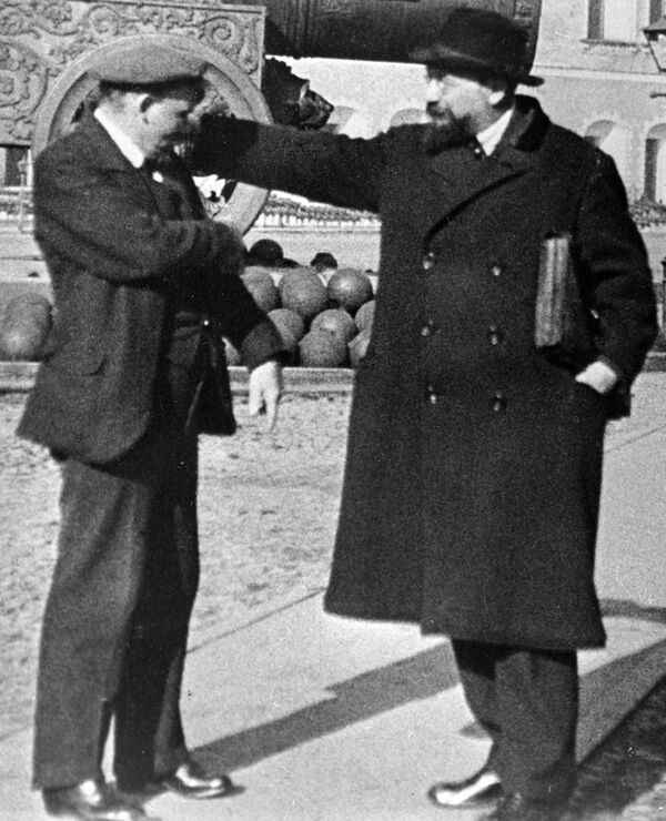 Владимир Ильич Ленин  и Владимир Дмитриевич Бонч-Бруевич на прогулке во дворе Кремля  
