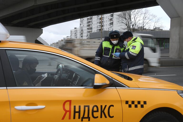 Инспекторы дорожно-патрульной службы во время проверки наличия цифрового пропуска на передвижение по Москве