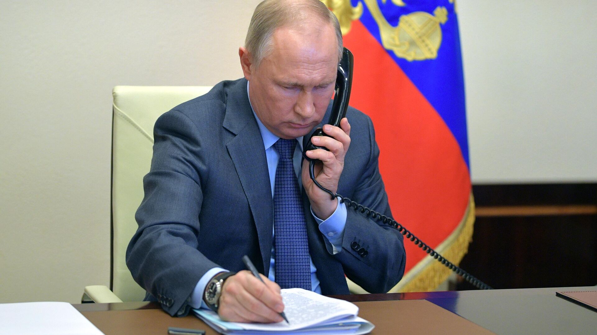 Путин поговорил по телефону с канцлером Германии Шольцем