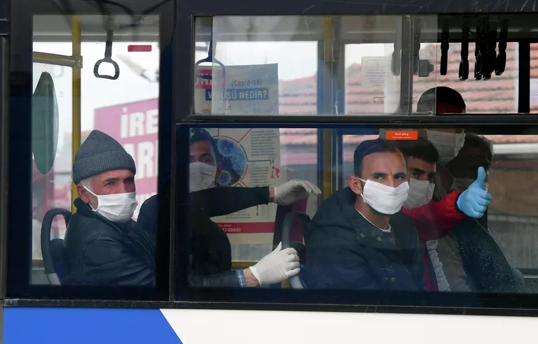 Освобожденные заключенные сидят в автобусе в Синджане под Анкарой, Турция Освобожденные заключенные сидят в автобусе в Синджане под Анкарой, Турция