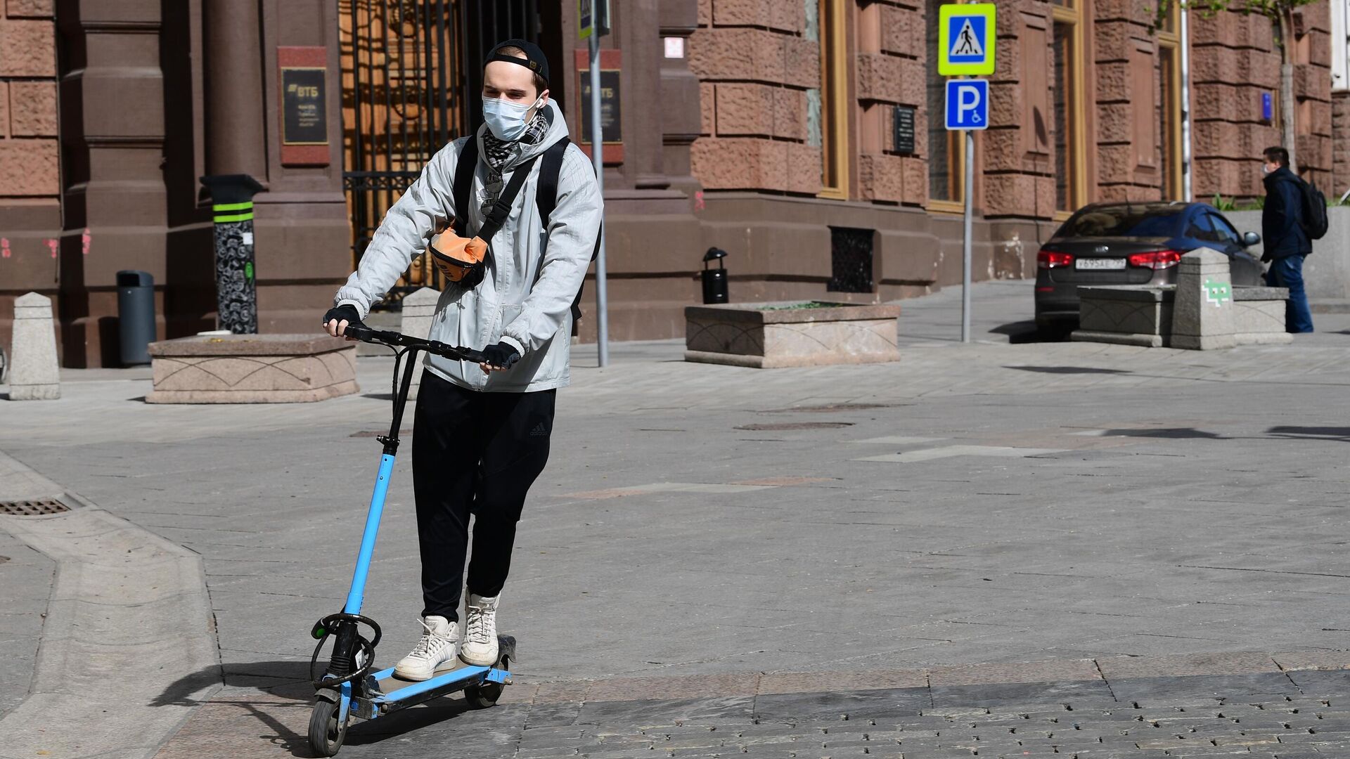 Молодой человек в защитной маске на самокате на улице Кузнецкий мост в Москве - РИА Новости, 1920, 18.11.2020