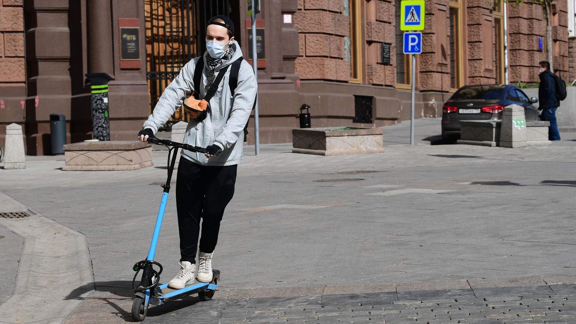 Молодой человек в защитной маске на самокате на улице Кузнецкий мост в Москве - РИА Новости, 1920, 18.11.2020