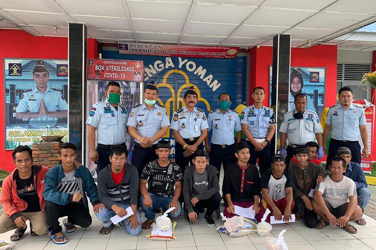 Заключенные фотографируются с сотрудниками тюрьмы после освобождения в Мажене, Индонезия