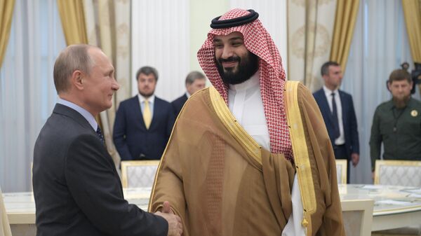 Президент РФ Владимир Путин и наследный принц Саудовской Аравии, председатель Совета министров Саудовской Аравии Мухаммед Бен Сальман Аль Сауд. Архивное фото