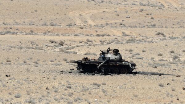Подбитый танк Т-55 в окрестностях захваченного террористами города Эль-Карьятейн в Сирии