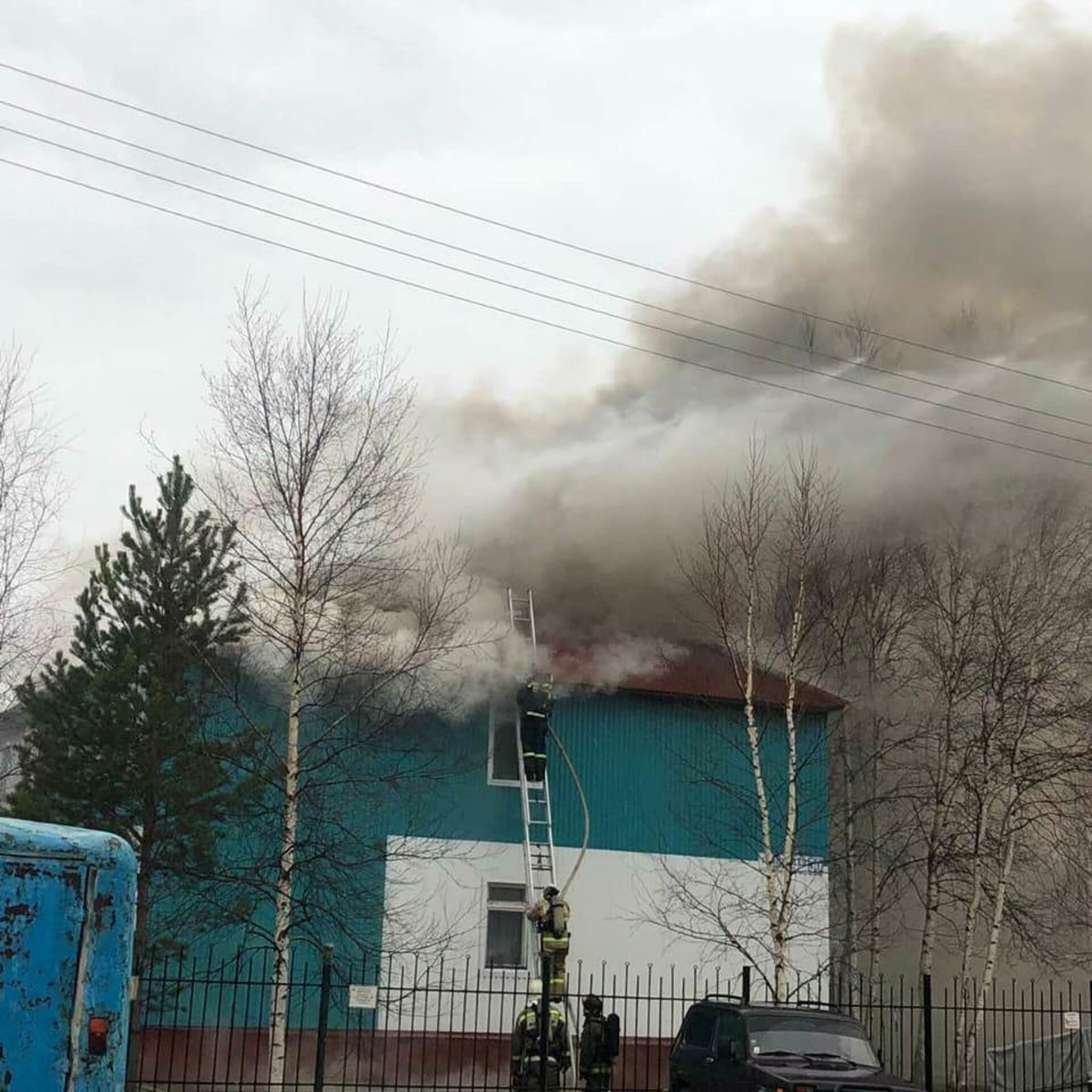 В Югре локализовали пожар в двухэтажном общежитии - РИА Новости, 23.04.2020