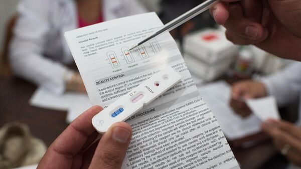Медики проводят тестирование на коронавирус в фавелах Каракаса