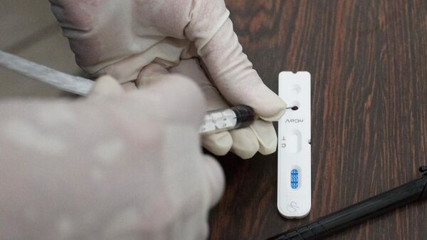 Медики проводят тестирование на коронавирус