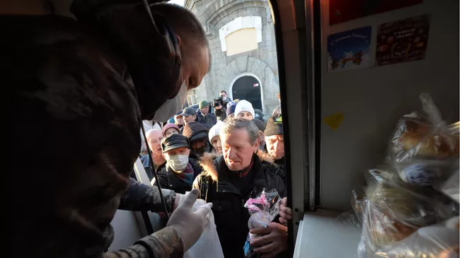 Раздача еды и пасхальных куличей бездомным возле железнодорожного в Екатеринбурге