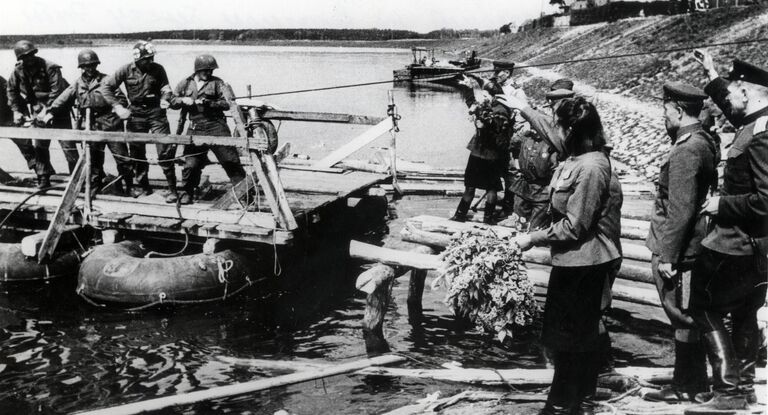 Встреча советских и американских солдат на Эльбе