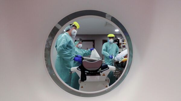 Медицинский персонал в отделении COVID-19 в больнице в Льеже, Бельгия