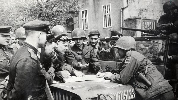 Встреча советских и американских солдат на Эльбе
