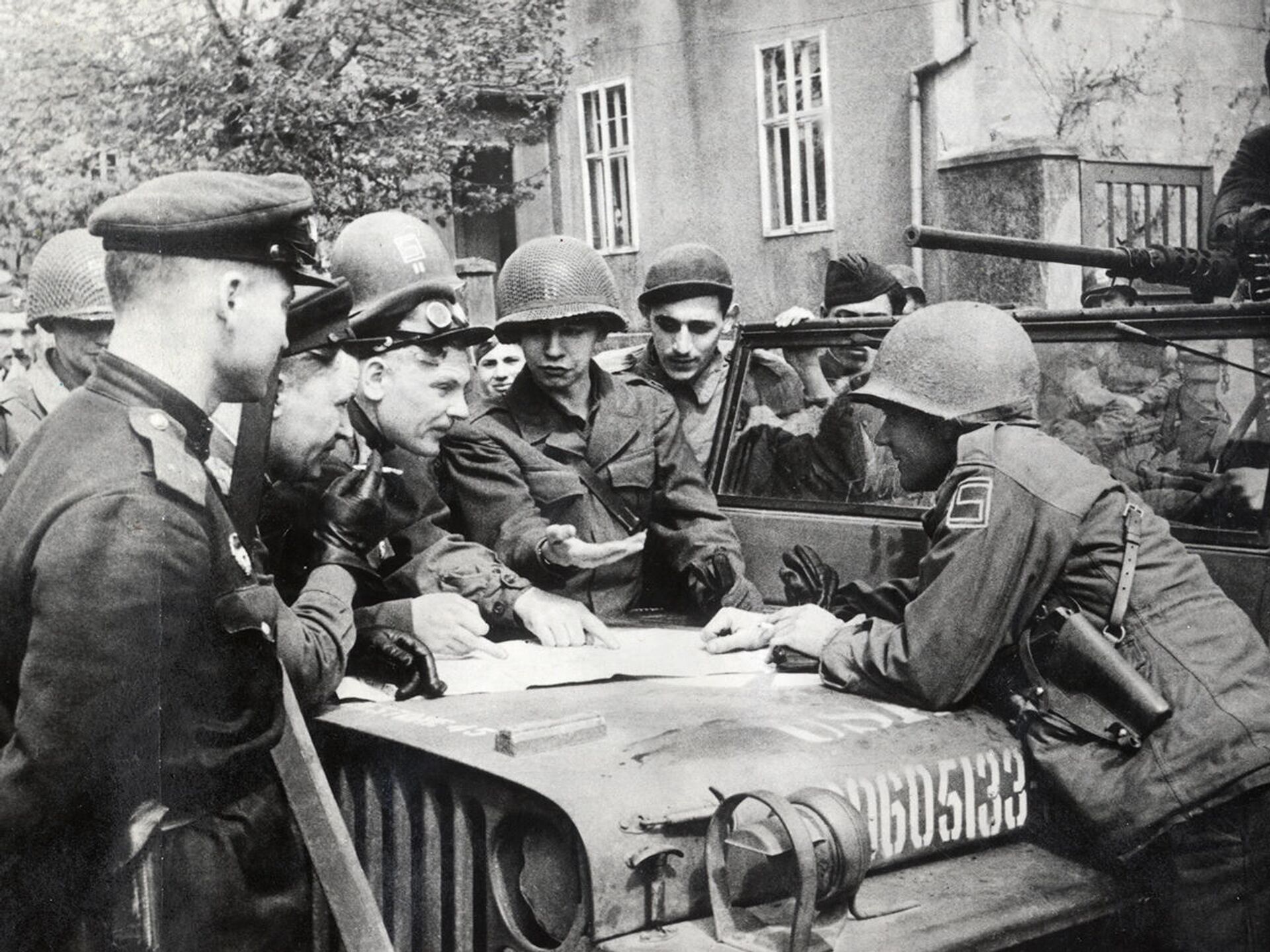 Вторая мировая 9 класс. Встреча с союзниками на Эльбе 1945 год. Эльба 1945. Встреча советских и американских войск на Эльбе в 1945.