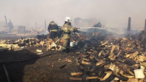 Сотрудники МЧС во время ликвидации пожара в деревне Постниково Ижморского района Кемеровской области