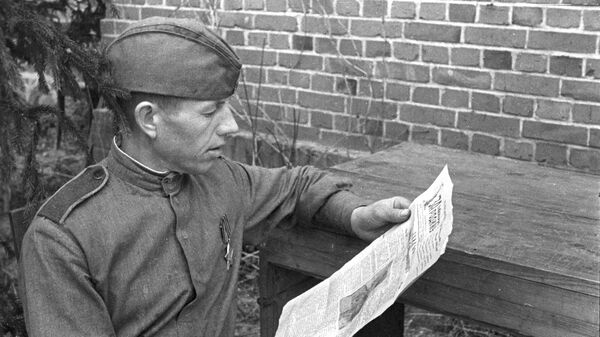 Боец читает газету. Второй Белорусский фронт