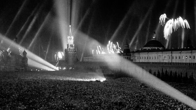 Салют Победы на Красной площади. 9 мая 1945 года