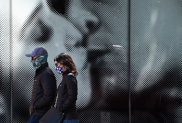 Пара в защитных масках на улице Нью-Йорка 