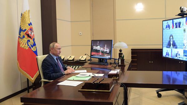 Президент России Владимир Путин проводит в режиме видеоконференции совещание
