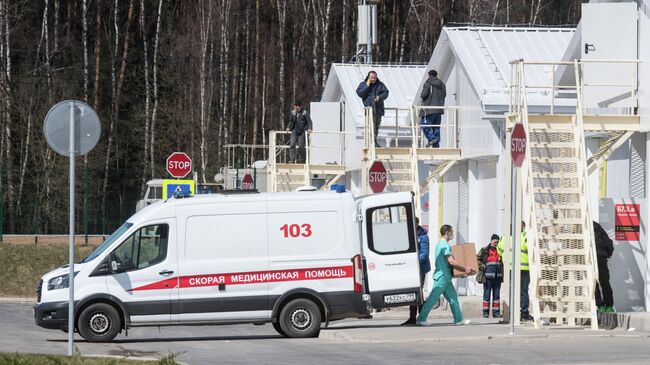 Автомобиль скорой помощи у московского клинического центра инфекционных болезней Вороновское