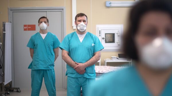 Медицинские работники в отделении реанимации московского клинического центра инфекционных болезней Вороновское