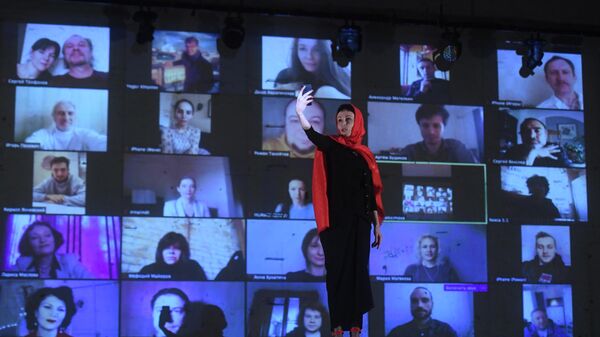 Директор Театра на Таганке, актриса Ирина Апексимова во время виртуального сбора труппы в Театре на Таганке в Москве