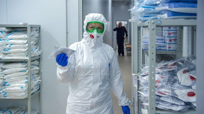 Медицинский работник в коронавирусном стационаре, открытом на базе госпиталя медсанчасти МВД России по Москве