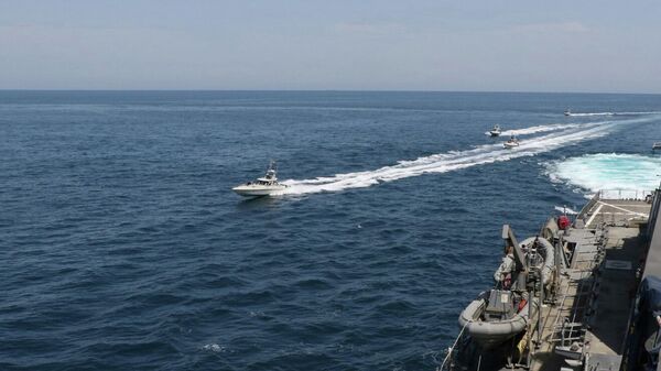 Военные катера Ирана рядом с американским эсминцем Paul Hamilton в Персидском заливе