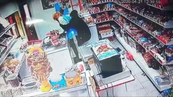 Драка в магазине попала на видео: продавец отбилась от грабителя