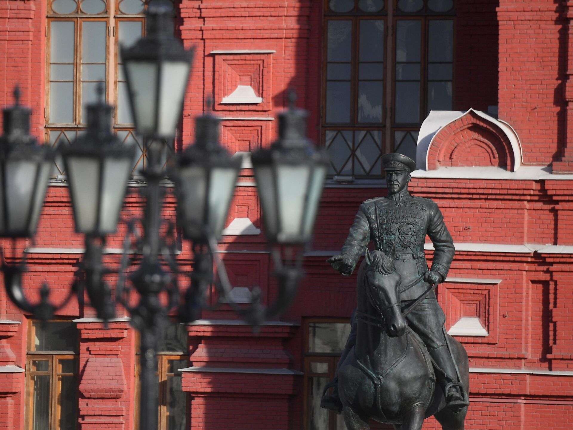 памятник жукову в москве на манежной площади