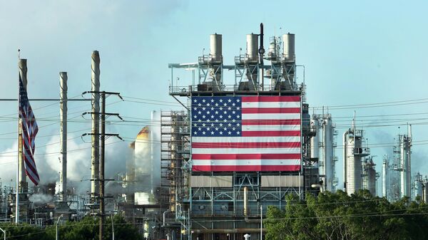 Флаг США на нефтяном месторождении Уилмингтон, Калифорния