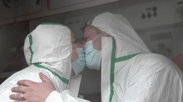 Поцелуй в масках: как работают влюбленные фельдшеры во время пандемии