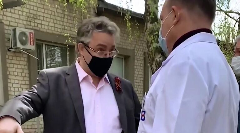 Губернатор Ставрополя с главврачом онкологического диспансера. Стоп-кадр видео