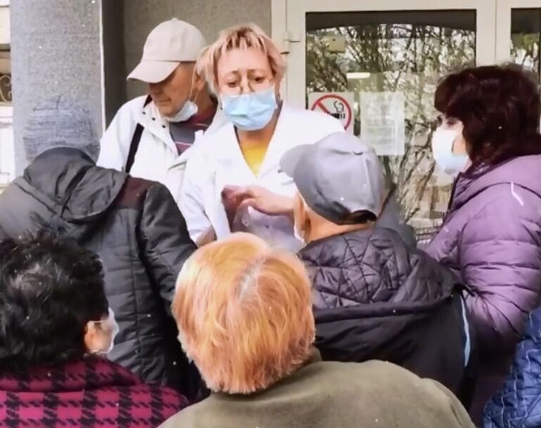 Онкобольные у входа в Ставропольский краевой клинический онкологический диспансер. Стоп-кадр видео