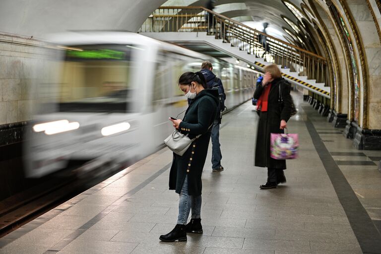 Пассажиры на станции Новослободская Московского метрополитена