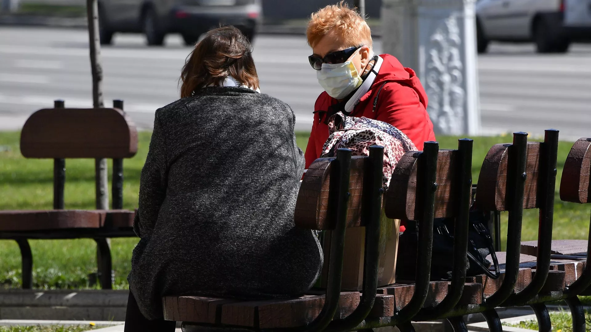 Женщины в защитных масках отдыхают в сквере на проспекте Независимости в Минске - РИА Новости, 1920, 22.10.2021
