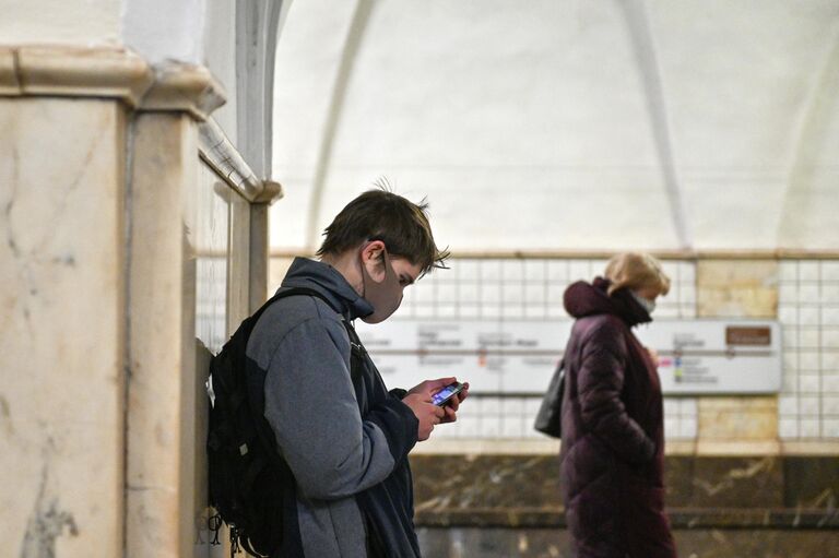 Пассажиры в защитных масках на станции метро Таганская Кольцевой линии в период режима самоизоляции граждан в Москве