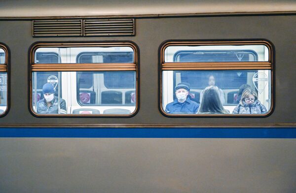 Пассажиры в поезде на станции метро Охотный ряд в период режима самоизоляции граждан в Москве