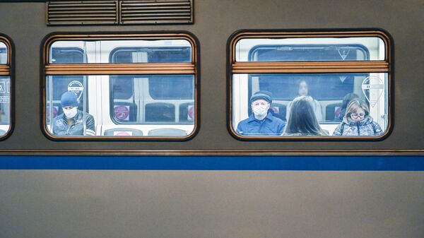 Пассажиры в поезде на станции метро Охотный ряд в период режима самоизоляции граждан в Москве
