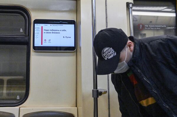 Мужчина в защитной маске в вагоне поезда Московского метрополитена