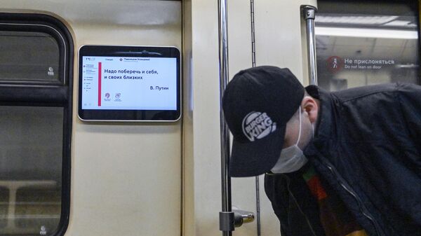 Мужчина в защитной маске в вагоне поезда Московского метрополитена