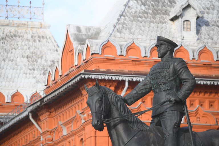 Памятник маршалу Георгию Жукову на Манежной площади в Москве