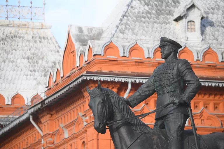 Памятник маршалу Георгию Жукову на Манежной площади в Москве Памятник маршалу Георгию Жукову на Манежной площади в Москве