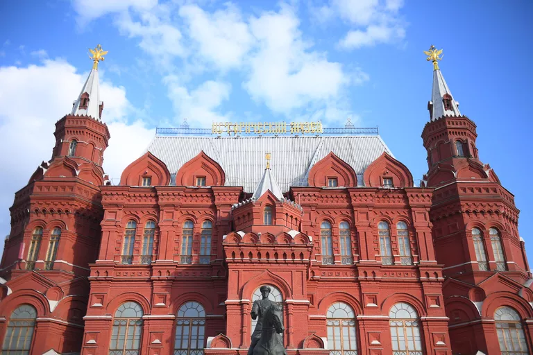 Памятник маршалу Георгию Жукову на Манежной площади в Москве Памятник маршалу Георгию Жукову на Манежной площади в Москве
