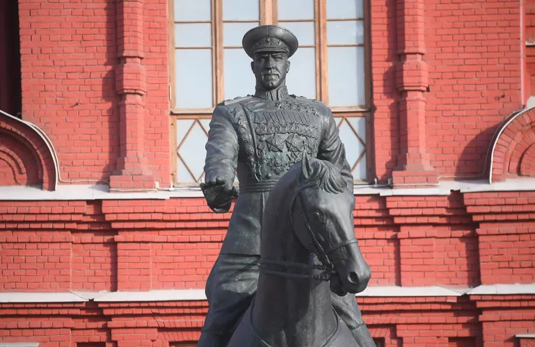 Памятник маршалу Георгию Жукову на Манежной площади в Москве Памятник маршалу Георгию Жукову на Манежной площади в Москве