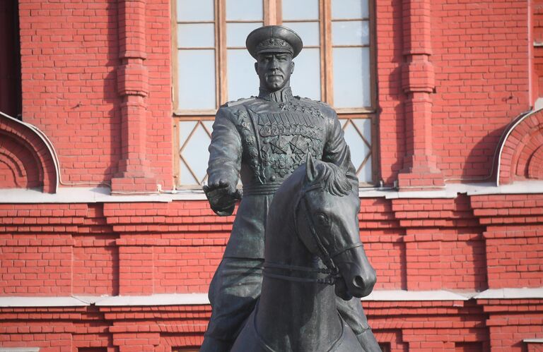 Памятник маршалу Георгию Жукову на Манежной площади в Москве