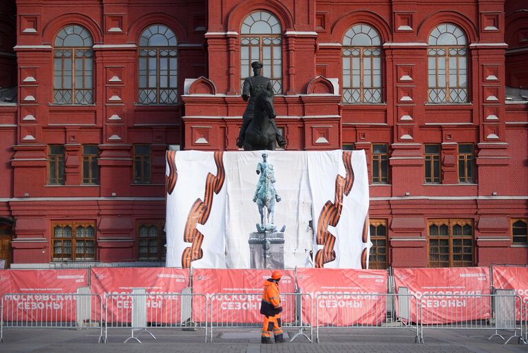 Памятник маршалу Георгию Жукову на Манежной площади в Москве