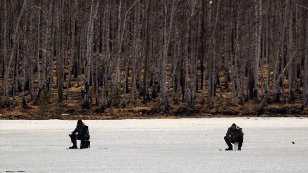 Рыбаки на льду реки Ангара в Иркутске