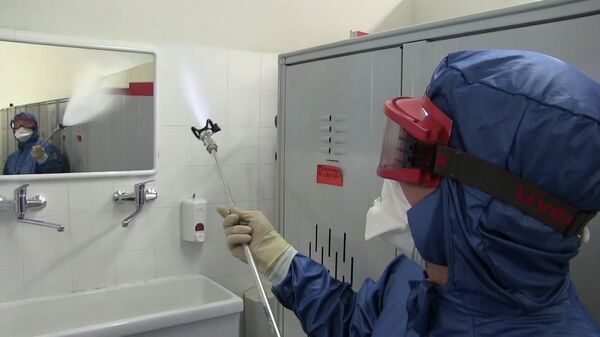 Сотрудник министерства обороны РФ проводит санитарную обработку помещений лечебного учреждения в провинции Брешиа в Ломбардии